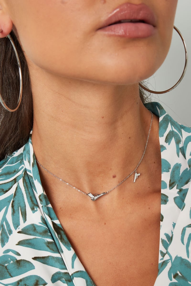 necklace 2 pistols