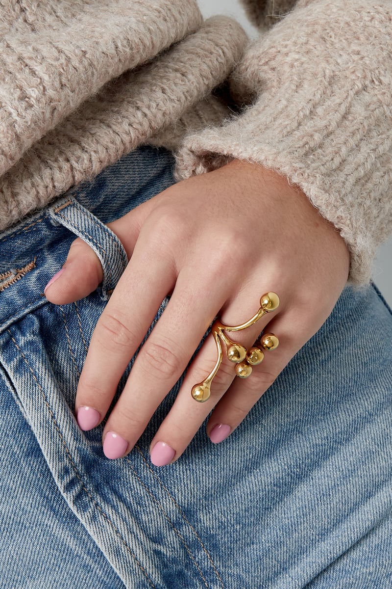 Large ring with balls